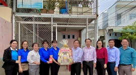 Bí thư Quận ủy Ninh Kiều thăm và tặng quà cho 2 mô hình kinh tế Thanh niên khởi nghiệp trên địa bàn quận
