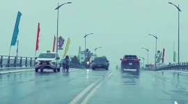 Kiên Giang: Lái taxi 'dìu' cụ già dắt xe đạp qua cầu giữa mưa bão