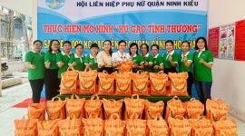 Cần Thơ: Hội Liên hiệp Phụ nữ Quận Ninh Kiều trao 1 tấn gạo đến những mảnh đời khó khăn