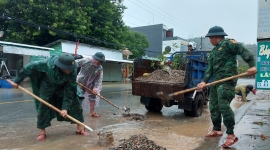 Kiên Giang: Đồn Biên phòng Hòn Chông cùng người dân khắc phục mặt đường sau mưa lớn