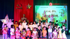 Gia đình Việt Nam đem Trung thu đầu tiên đến làng vạn chài