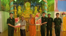 Bộ đội Biên phòng tỉnh Kiên Giang: Thăm và tặng quà các chùa nhân dịp Lễ Sene Dolta tại huyện biên giới