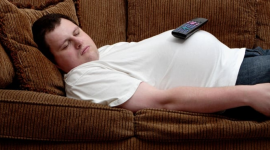 Bật tivi khi ngủ gây 4 nguy hại sức khỏe, làm gì để bỏ thói quen này?