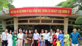 Trà Vinh: Đại biểu dự Ngày hội Gia đình tiêu biểu các tỉnh, thành miền Tây Nam bộ viếng Đền thờ Bác Hồ