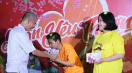 Báo Gia đình Việt Nam trao mùa xuân yêu thương cho trẻ em có hoàn cảnh đặc biệt
