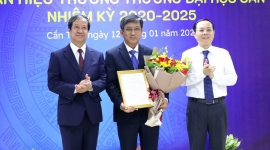 Bộ trưởng Bộ GD&ĐT Nguyễn Kim Sơn trao quyết định Hiệu trưởng Trường ĐH Cần Thơ