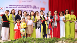 Học sinh tiểu học tại Cần Thơ giới thiệu văn hóa Nam bộ đến với sinh viên Hàn Quốc