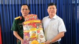 Cà Mau: Chủ tịch UBND huyện Đầm Dơi thăm và chúc Tết Ban Chỉ huy Quân sự, Công an huyện