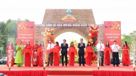Về Vĩnh Long thưởng ngoạn đường gốm đỏ và hoa dài nhất vừa lập Kỷ lục Việt Nam