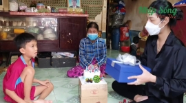 Hoa khôi Lê Thị Tường Vy tặng quà cho trẻ mồ côi, khó khăn