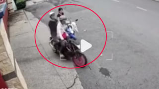 Clip: Hai đối tượng đi xe máy cướp giật điện thoại iPhone của thiếu nữ ngay trước cổng công ty