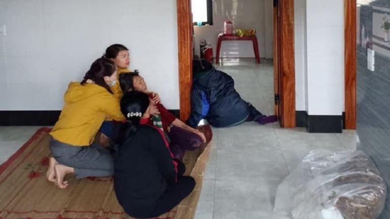 Đốt than trong phòng ngủ kín mít để sưởi ấm, 4 mẹ con thương vong