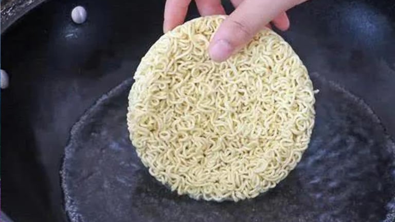 Đừng nấu mì ăn liền trực tiếp với nước. Nấu theo cách này ăn ngon xuýt xoa và giảm cảm giác ngán