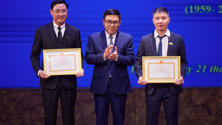 Xúc động hình ảnh NSND Công Lý vượt qua bệnh tật, lên sân khấu nhận bằng khen