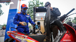 Giữ nguyên giá xăng, tăng giá dầu