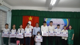 Nhà xuất bản Giáo dục Việt Nam trao tặng học bổng đến với các em học sinh vượt khó học tốt trên cả nước