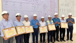 Tổng LĐLĐ Việt Nam trao khen thưởng và động viên người lao động nỗ lực thi công Dự án đường dây 500kV mạch 3