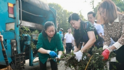 Bí thư Hà Nội cùng người dân dọn vệ sinh sau bão Yagi