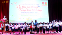 'Nối trọn yêu thương – Nâng bước tới trường': Những suất học bổng cùng  các em học sinh bản lĩnh vượt khó, tự tin đến trường