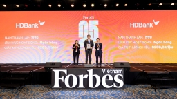 Forbes vinh danh HDBank Top 25 thương hiệu niêm yết dẫn đầu năm thứ 6 liên tiếp  