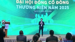 Doanh nhân Cường 'đô la' tri ân mẹ giữa Đại hội cổ đông