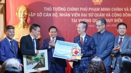 Thủ tướng trao tặng sách của Nhà xuất bản Giáo dục Việt Nam tại Thụy điển và Estonia