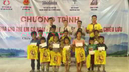 Tạp chí Nhà đầu tư cùng nhà tài trợ trao 100 suất quà cho trẻ em có hoàn cảnh đặc biệt khó khăn ở Nghệ An