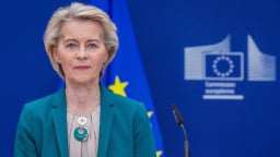 EU hoãn trả đũa thương mại Mỹ sau khi ông Trump dọa áp thuế 30%