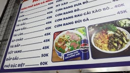 Tô phở 30.000 đồng dần biến mất, hàng ăn lập mặt bằng giá mới
