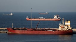 Eo biển Hormuz gián đoạn, giá dầu bật tăng trở lại