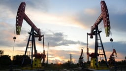 Giá dầu lao dốc cuối tuần, thị trường đối mặt thêm rủi ro Iraq dọa rời OPEC