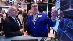 Dow Jones lập kỷ lục, giá vàng lùi sát 4.000 USD/ounce
