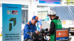 Giá xăng E10 giảm gần 800 đồng/lít