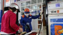 Giá xăng đồng loạt giảm, giá dầu diesel lên 21.745 đồng/lít