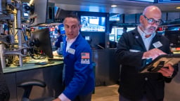 Cổ phiếu chip kéo Nasdaq tăng mạnh, giá vàng và bạc phục hồi