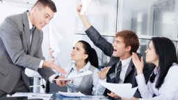 5 dấu hiệu chứng tỏ bạn là 'cái gai trong mắt sếp': Đọc ngay để không bị cô lập nơi công sở