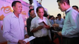 Tạp chí Nhà đầu tư và Quỹ Thiện Tâm Tập đoàn Vingroup trao quà Tết đến 3.600 hộ nghèo miền Trung