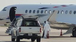 Thuê chuyên cơ đưa con gái yêu về nước, không ai kỳ thị người giàu hành xử đẹp như ông Jonathan Hạnh Nguyễn