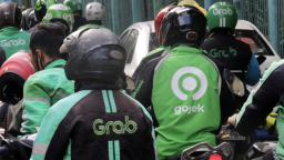 Softbank thúc ép Grab và Gojek sáp nhập?