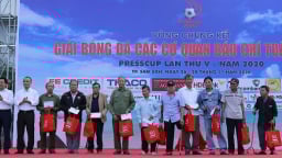 Khai mạc VCK Press Cup 2020: Trao quà cho 10 gia đình chính sách TP.Sầm Sơn và con gái Liệt sĩ Phạm Văn Hướng