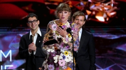 Thắng lớn ở Grammy, 'công chúa' Taylor Swift vươn lên tầm huyền thoại