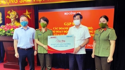 Tập đoàn Geleximco và ABBANK tặng tuyến đầu 4 xe cứu thương chuyên chở bệnh nhân COVID-19