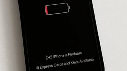 Có thể đưa mã độc vào iPhone cả khi máy tắt nguồn