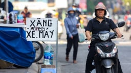 Muôn mặt các điểm bán xăng tự phát trên đường phố Hà Nội