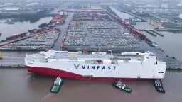 Hơn 1.800 xe VinFast VF 8 lên đường sang Mỹ, Canada