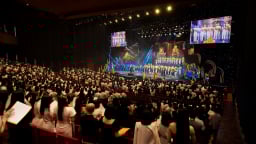 Dàn hợp xướng hơn 3.500 người trong PVcomBank Concert 'Hành trình vàng son'
