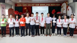 Đảng uỷ Khối Doanh nghiệp quận Đống Đa và Tạp chí Nhà đầu tư trao học bổng cho học sinh khó khăn