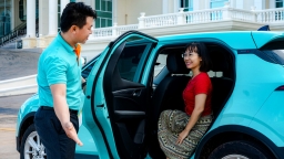 Khách Lào hào hứng trải nghiệm taxi điện Xanh SM