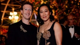 Vợ chồng Zuckerberg 'sang trọng ồn ào' tại đám cưới của gia đình người giàu nhất châu Á