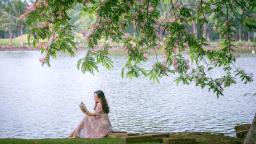 Ngồi nơi cửa nhà, nghĩ về hạnh phúc